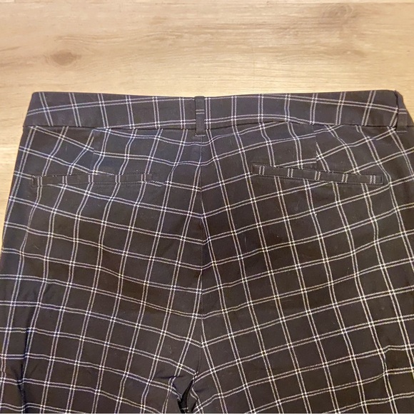 Old Navy High Rise Pixie Pants - Picture 5 of 5